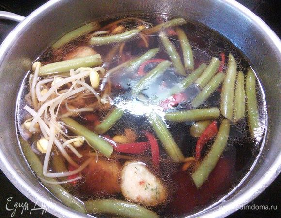 Мы подходим к финальной стадии. В суп добавить ростки, фрикадельки и половину зеленого лука, прогреть в течении нескольких минут, просто довести до кипения и снять с огня.