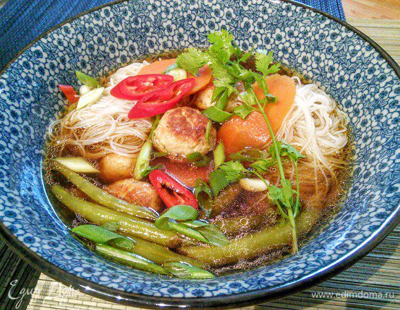 В пиалы разложить леаепшу, разлить суп. Украсить кинзой, зеленым луком и перчиком чили.