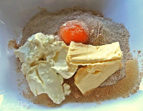 Размягченное масло и яйцо добавим тоже.