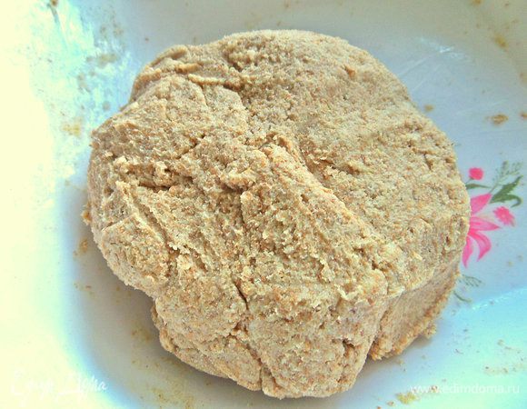 Потом вымешиваем тесто руками. Тесто липкое.