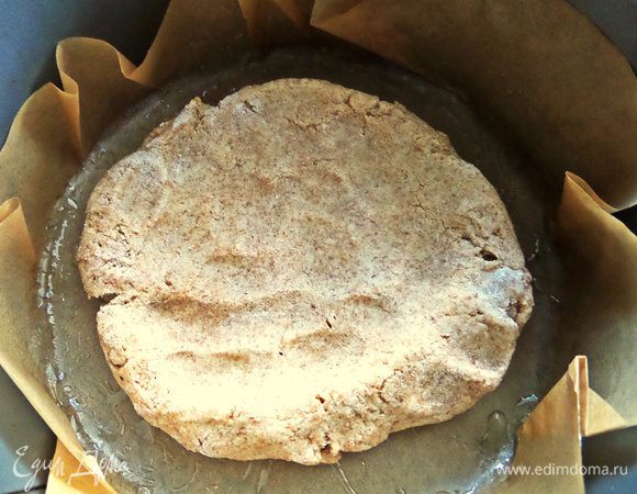 Разминаем тесто по дну.