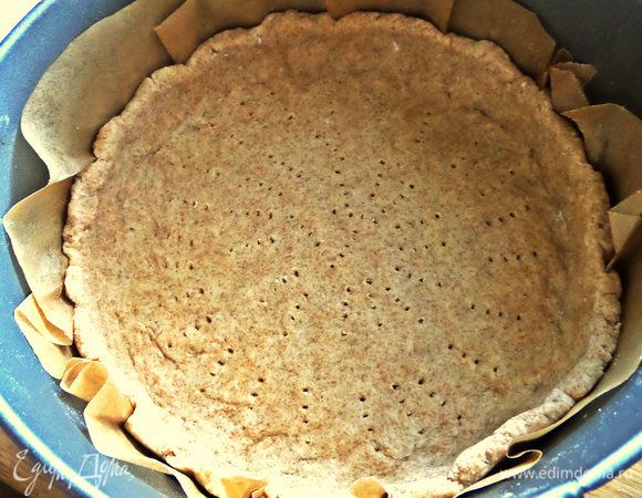 Обязательно делаем с бортиками. Дно наколоть вилкой. Убираем в холодильник, пока делаем начинку.