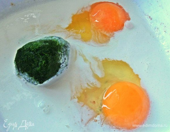 В сливки вбиваем яйца и шпината кубик размораживаем.