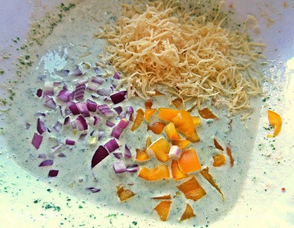 Половинку желтого перца измельчаем и крошим в начинку с красным луком и частью сыра.