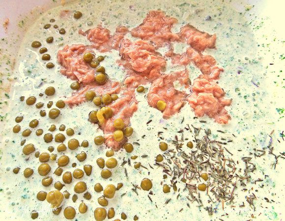 Тунец из банки (185 г) переложить в начинку вместе с горошком и тимьяном.