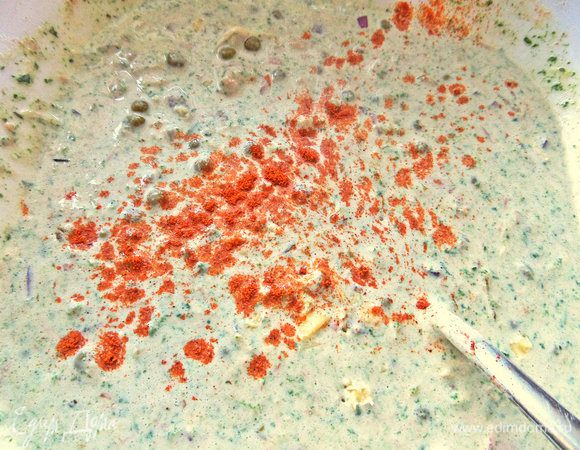 Покрошить серединку помидора (оболочка помидора пойдет на украшение верха) в начинку вместе с остальными специями.