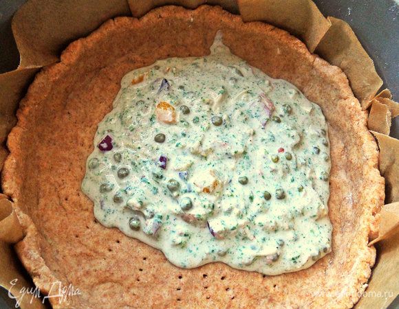 Вынимаем корзинку из теста из холодильника и выливаем в нее начинку.