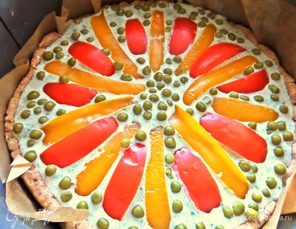 Пересыпаем между дольками горошек.