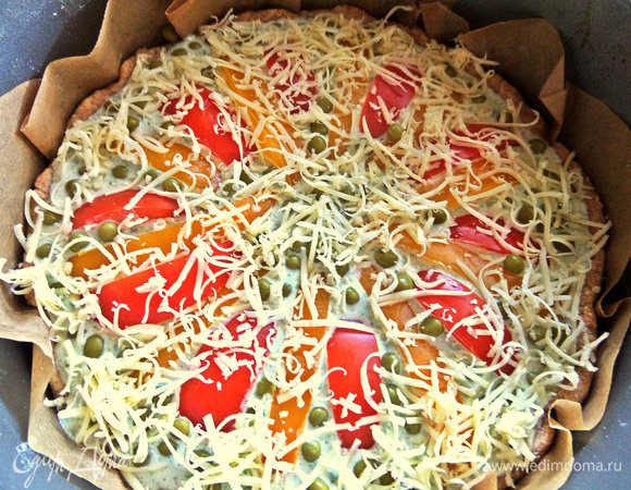 Посыпаем верх остальным сыром.