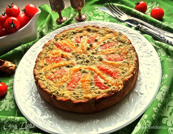 Переносим с бумаги киш на большое блюдо.