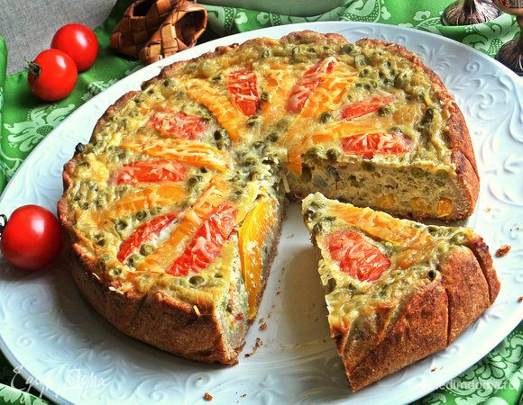 Отрезаем по тяжеленькому кусочку пирога, он очень сытный!