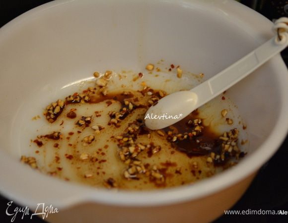 Деревянные палочки заранее отмочить в холодной воде 30 минут.
Смешать кунжутное масло с мелко нарезанным чесноком, соевым соусом и красным перцем с хлопьями 1/4 ч. л. Посолить и поперчить.