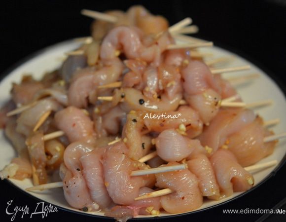 Нанизывать куриные полоски на деревянные палочки.