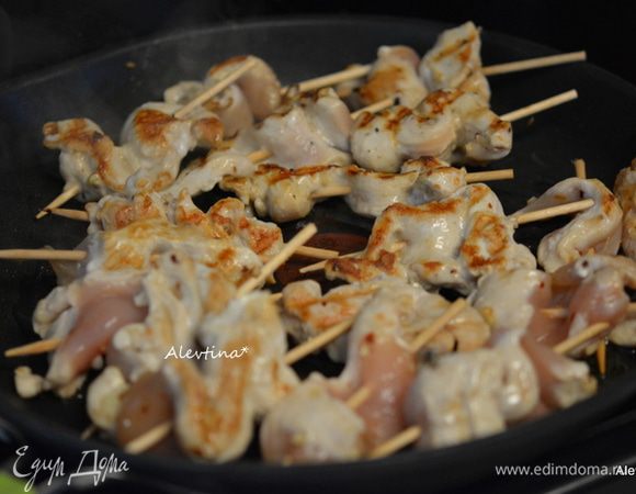 Готовим шашлычки на грильной сковороде смазав маслом или гриле, 1-2 минуты сторона.