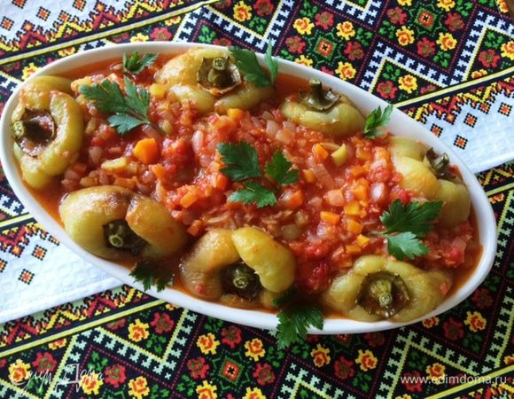 На мой вкус перцы самые вкусные охлажденные. 
У нас принято подавать это блюдо и на праздничный стол. Для этого в глубокое блюдо/тарелку по кругу укладываем перцы (я еще подрезаю хвостики, чтобы они смотрелись эстетичней), а в цетр блюда на перцы выкладываем подливу). Угощаем гостей и сами пробуем.