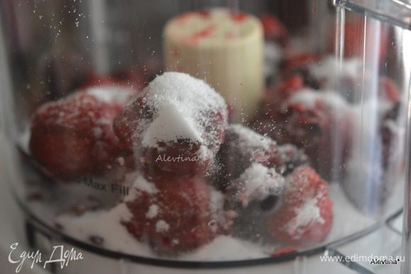 Очищенные ягоды выложить в чашу кухонного комбайна, насадка — нож. Добавить 2 ст. л. сахара.