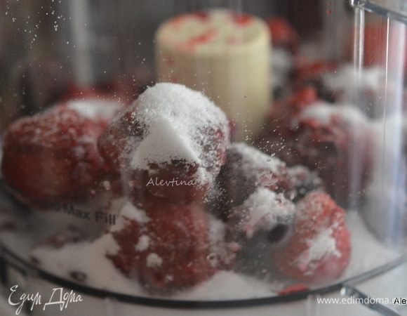 Очищенные ягоды выложить в чашу кухонного комбайна, насадка — нож. Добавить 2 ст. л. сахара.