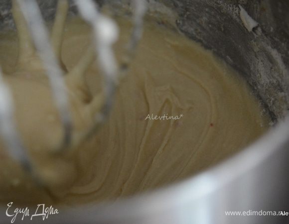 Взбить размягченное сливочное масло с остатками сахара примерно 5 минут. Добавить яйца, ваниль. Все вместе взбить. Добавить муку в 3 приема и перемешать, добавить йогурт, перемешать.