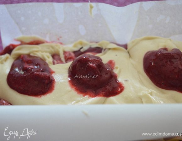 Выкладывать в форму порциями: тесто, затем ягодный соус. Каждый раз аккуратно прокручивая ножом. Повторить слои. 