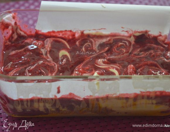 Поставьте кекс в духовку на 70 минут. Проверьте зубочисткой центр кекса. Дайте остыть 30 минут.