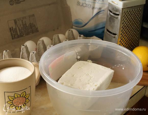 Пирог готовится быстро, потому приготовим ингредиенты и сразу включим духовку разогреться на 200°С.