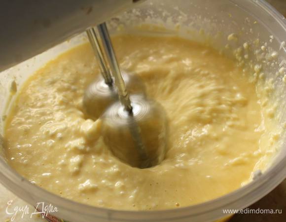 В миске смешать творог, яйца, ванилин, 1 стакан сахара, лимонную цедру и разрыхлитель. Смесь получанется жидкой. Если творог, как у меня, «брикетиком» — его можно измельчить или перетереть через сито.