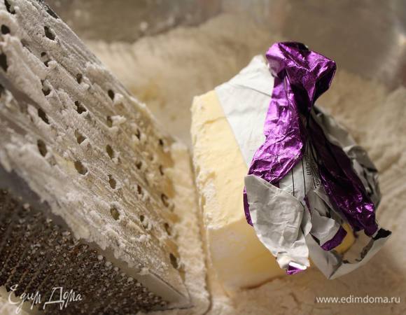 В широкую емкость всыпать 0,5 стакана сахара, 2 стакана муки.
Взять терку, холодное сливочное масло и натереть его. Каждый раз. перед проведением маслом по терке опускайте его в муку.
Мука-терка-мука-терка-мука-терка :) Масло так не липнет, не растирается по терке и натирается очень лекго :)