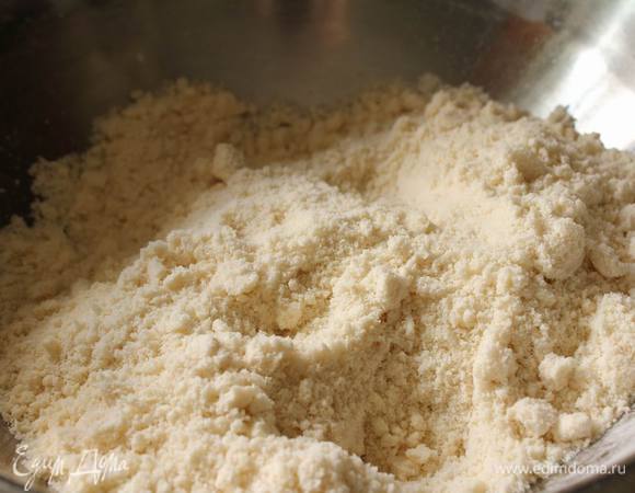 Руками смешиваем все в крошку :)
Крошка получается очень рассыпчатая.