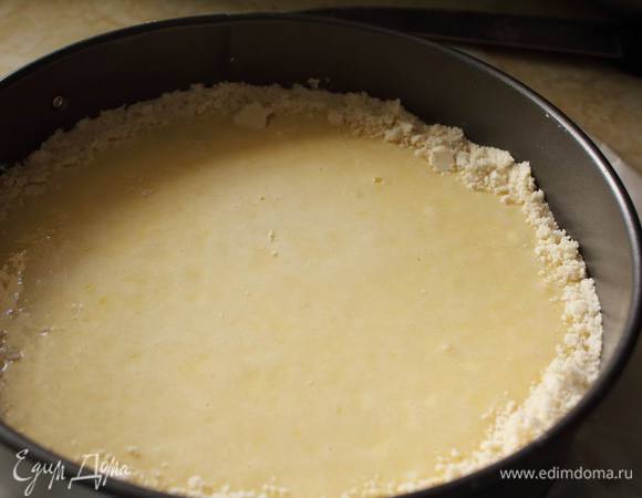 Выливаем творожно яичкную смесь и бортики пальцем «опускаем», формируя закрытые края.