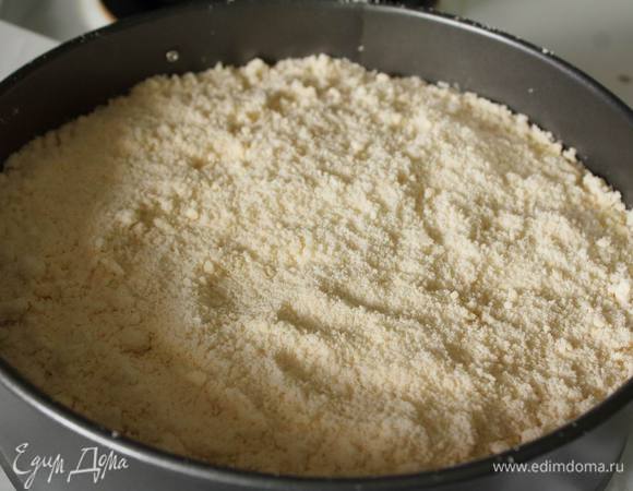 Покрываем пирог оставшейся 1/3 частью крошки и отправляем в духовку на 45 минут.