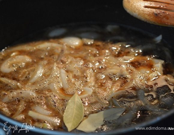 Добавим куриный бульон, перемешать.
