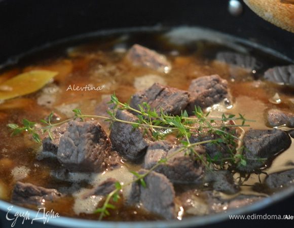 Вернуть мясо, добавить тимьян. Довести до кипения. Убавить огонь, закрыть крышкой и готовить 1 час. 15 мин.