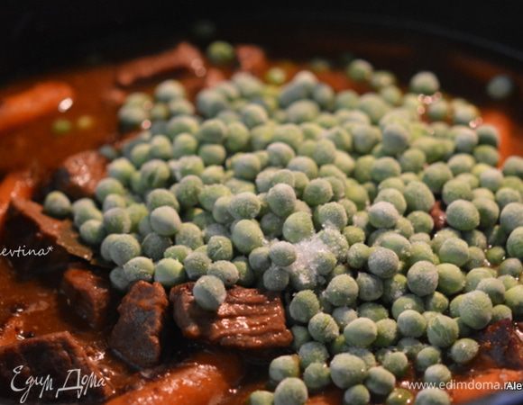 Добавим молодую морковь или беби морковь. Закрыть и готовить еще 15-20 мин. Добавим зеленый горошек, готовим еще 5 мин.