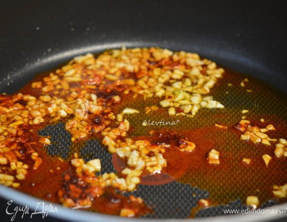 Разогреть духовку до 200°С.
Чеснок порубить. Обжарить на оливковом масле. Добавить паприку, перемешать.