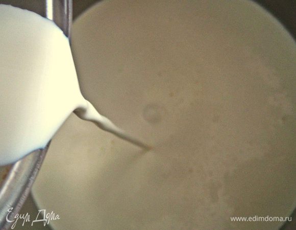 Сливки и молоко влить в кастрюлю с толстым дном и поставить нагреваться почти до кипения.