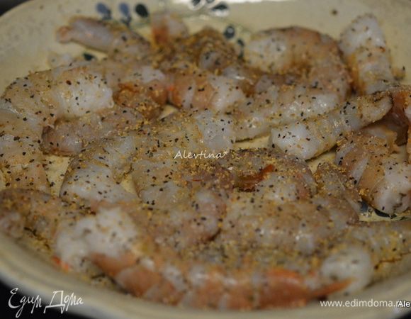 Креветки очищенные посолить и поперчить.