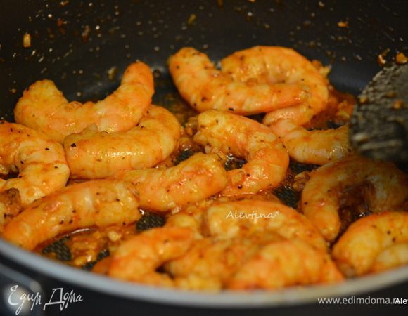 Выложить на огнеупорную сковороду креветки. Поставить на 3 мин. или до готовности в горячую духовку.
Можно просто также приготовить на плите, на разогретой сковороде.