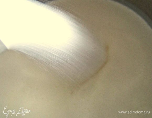 Всыпать мелкий сахар (в оригинале 80 г) с ванилью (лучше палочка ванили).