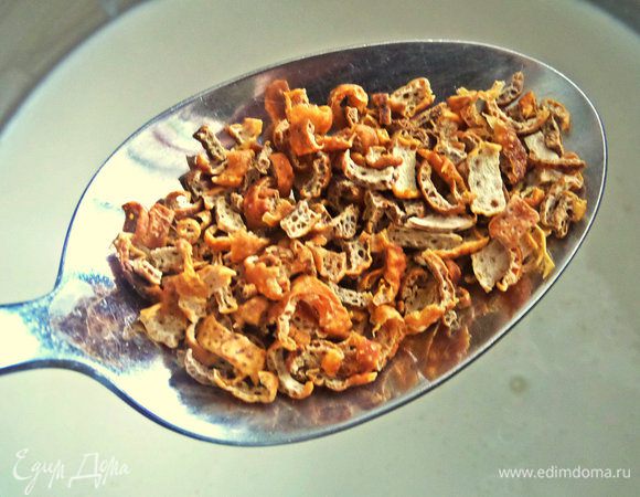 Всыпать любую цедру. У меня высушенная апельсиновая, но можно и свежую.