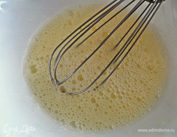 Белки отделяем от желтков и взбиваем. Желтки скоро покажу, куда пристроить, тоже в десерт.