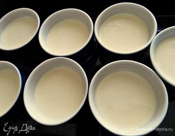 Разлить по керамическим формочкам — 7 шт. Сами формочки поставить в большую форму с водой.