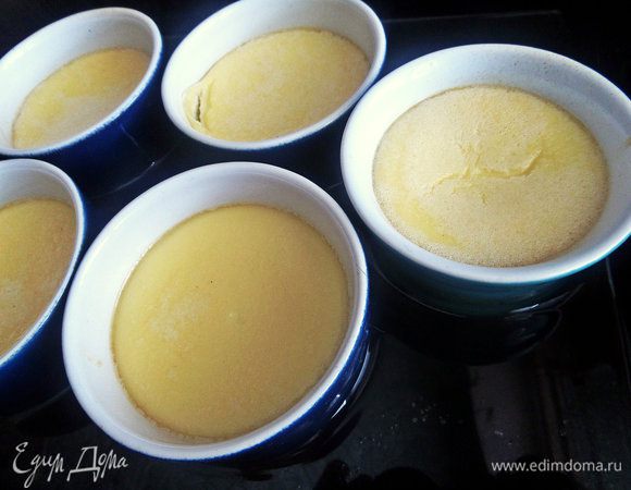 Запекалась панна-котта минут 40-45, при более крупных формочках-дольше, серединка должна пружинить при нажатии.