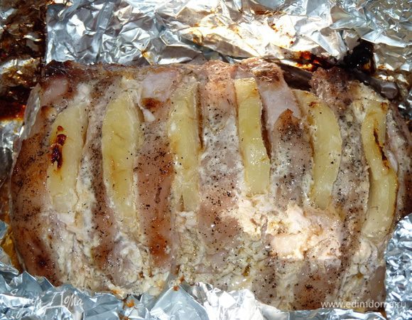 Запекать 1 ч 30 мин при температуре 180 °С . Затем развернуть фольгу, снизить температуру до 160 °С  и запекать 10-15 мин до румяной корочки. Затем посыпать тертым сыром и миндальными лепестками, запекать 3-5 мин.