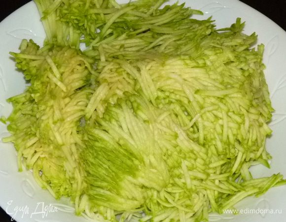 Кабачки натереть, посолить. Отставить на время, пусть стечет сок.