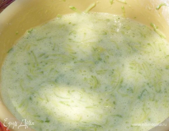 Яйца взбить с двумя ст. ложками майонеза, добавить муку и соду. Перемешать. Кабачки отжать, добавить к яичной массе, перемешать. 