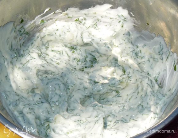 Перемешать зелень с оставшимся майонезом.
