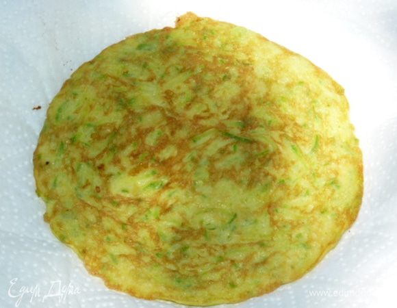 На разогретую сковороду с растительным маслом (1 ст. л., потом по необходимости добавлять) выливаем массу толщиной примерно 1 см. Жарить с двух сторон на медленном огне, можно под крышкой. Остудить.