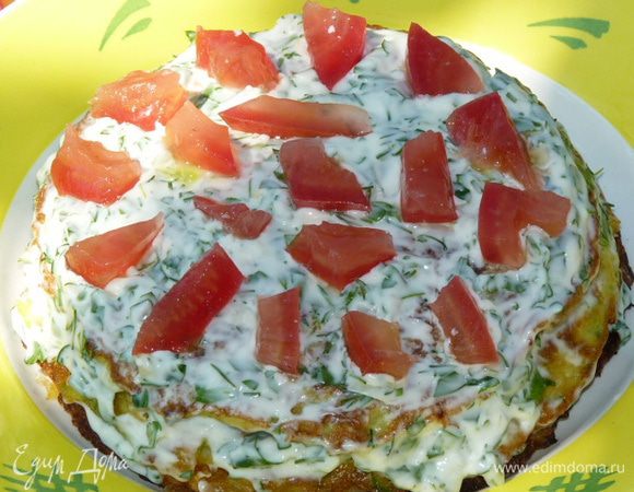 Перемазать коржи, сложить друг на друга. В качестве начинки можно использовать помидор, тертый или плавленный сыр (но это необязательно, по желанию). 