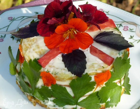 Украсить зеленью. Я использовала петрушку, базилик и цветы настурции, они тоже съедобные. 