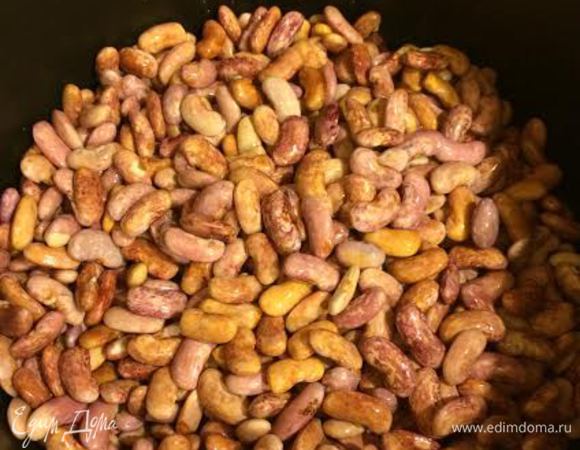 Для этого супа нам понадобится молодая фасоль. Если варить суп из обычной сухой фасоли, получится совсем другой вкус. Фасоль перебрать, вымыть и залить небольшим количеством холодной воды. Дать закипеть и варить 15 минут, затем слить воду, промыть фасоль. Вернуть фасоль в кастрюлю, залить водой, добавить лавровый лист и 1 ст. л. растительного масла и варить до готовности.